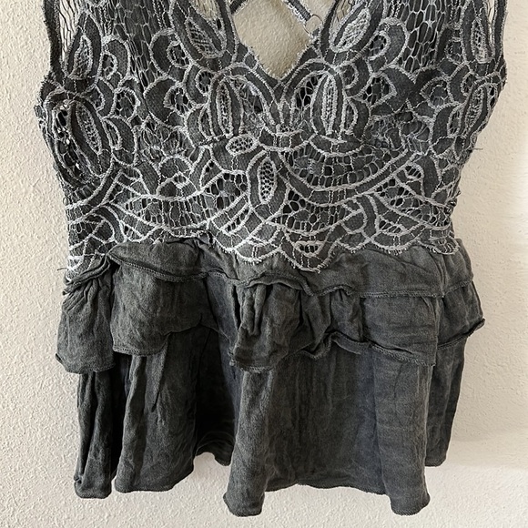 POL Lace Detail Ruffled Tank Top - Picture 4 of 15